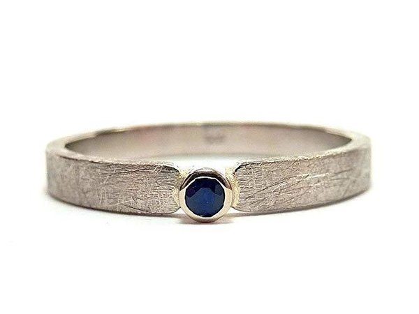 Verlobungsring Ring aus Weißgold mit blauem Saphir